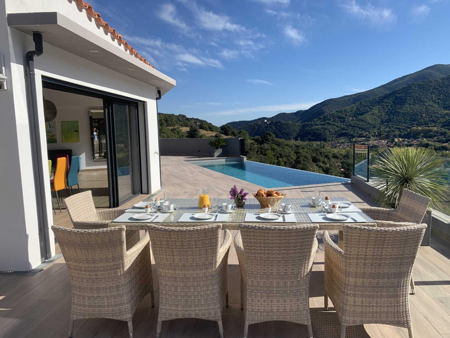 Vue panoramique et une piscine chauffée à débordement