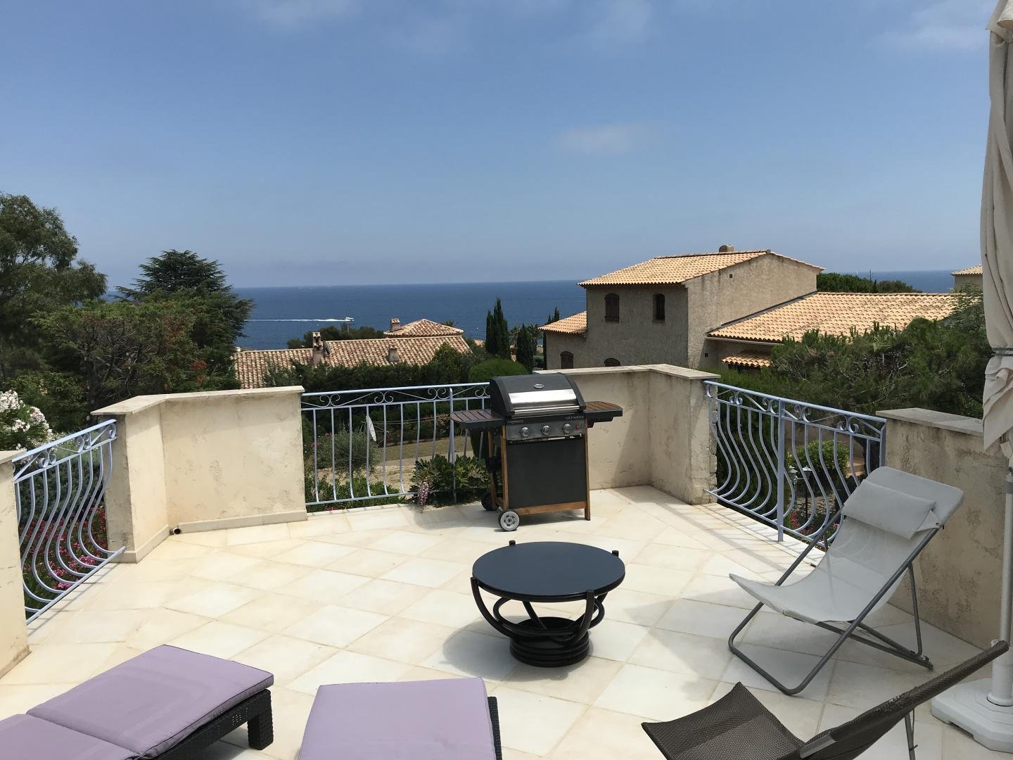 Au calme sur les hauteurs à 400m de la plage